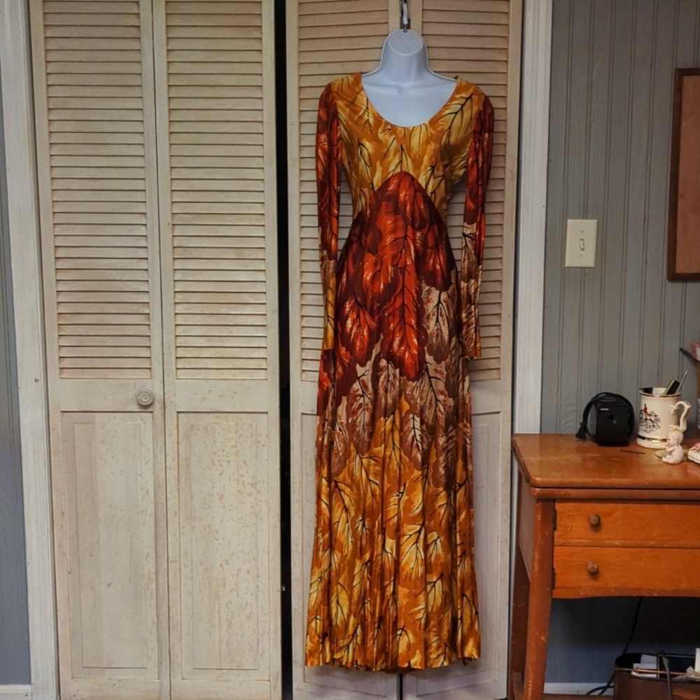 Lovely Vintage autumn leaf pattern full length dress